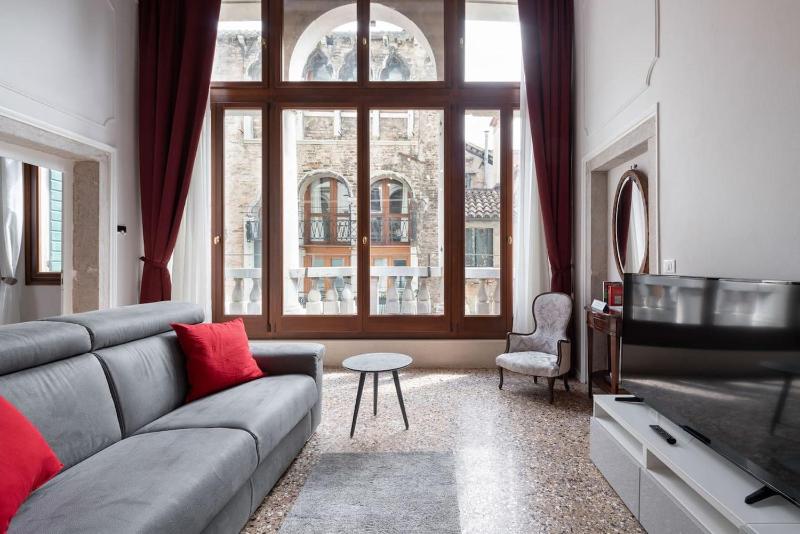 Apartment Ponte Raspi Canal View — забронировать отель в Венеции