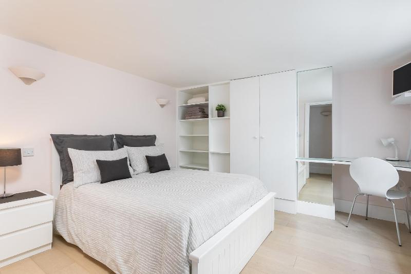Excellent Apartment with Private PATIO, and PARK across the road — отель с удобным расположением в Лондоне