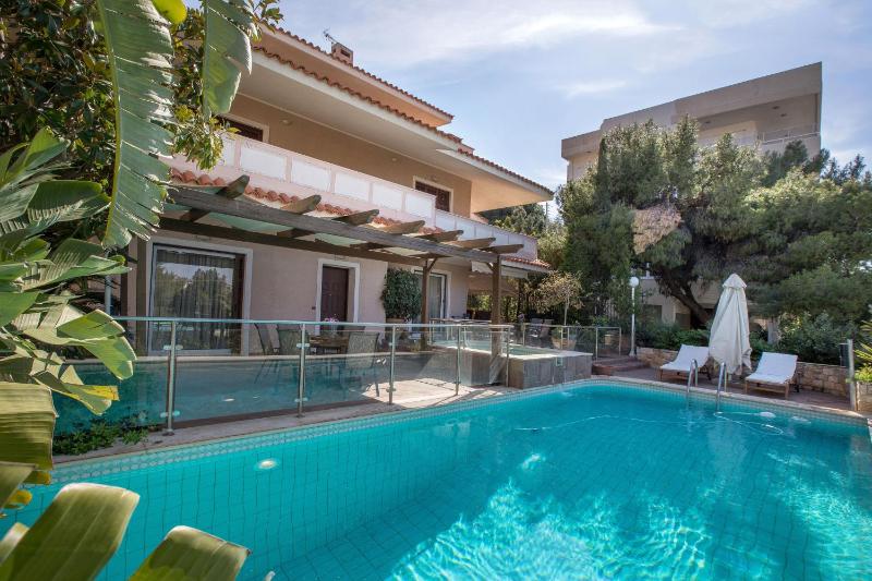 Exceptional Villa in Voula near the sea — отель с удобствами в Афины