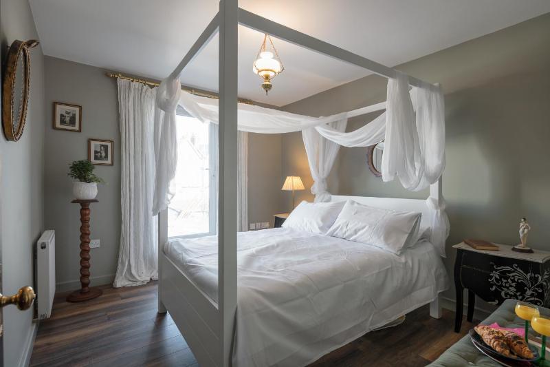 Courcy Road - 7 bedroom - sleeps up to 22 — отель с удобствами в Лондоне