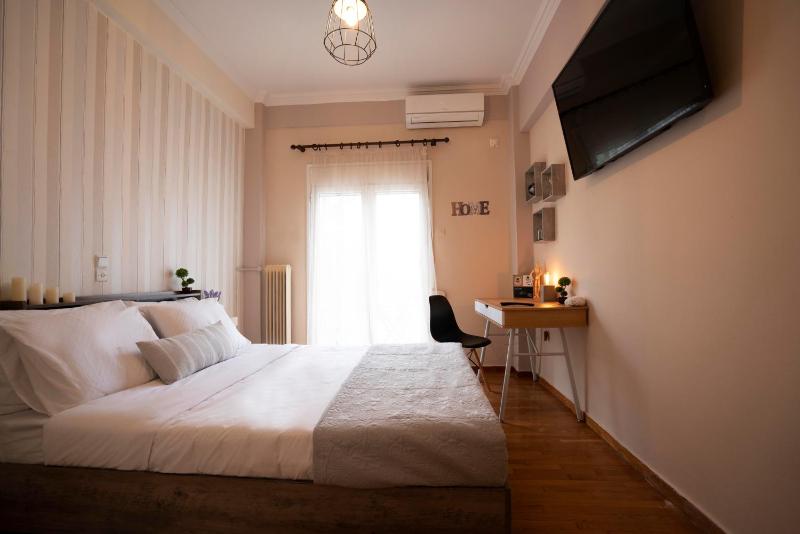 COZY APT NEXT TO METRO AND CLOSE TO ACROPOLIS! — забронировать отель в Афины