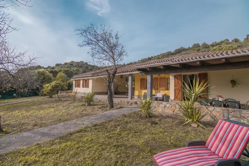 Villa Bucaneve a Solanas - Oasi di Lusso tra Mare e Monti