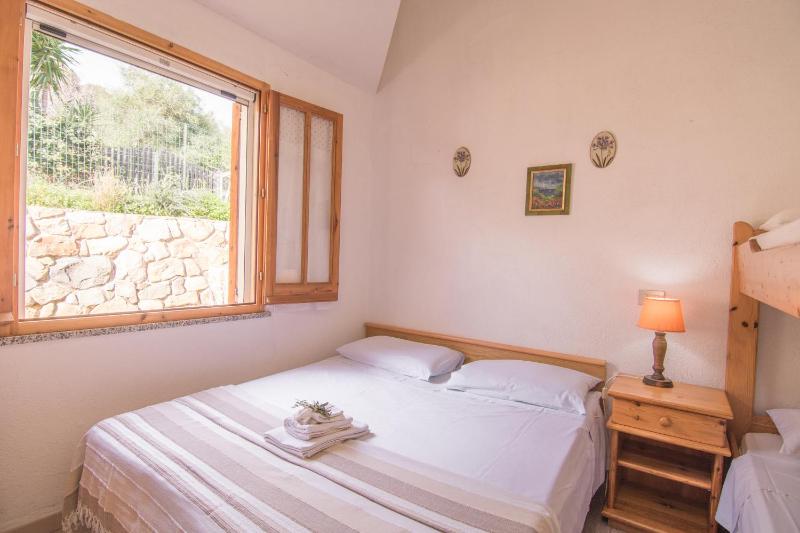 Villa Bucaneve a Solanas - Oasi di Lusso tra Mare e Monti