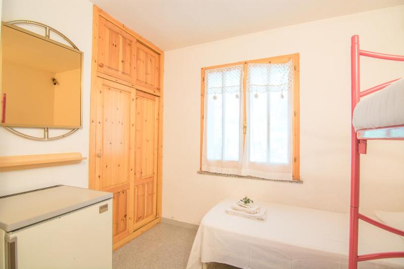 Villa Bucaneve a Solanas - Oasi di Lusso tra Mare e Monti