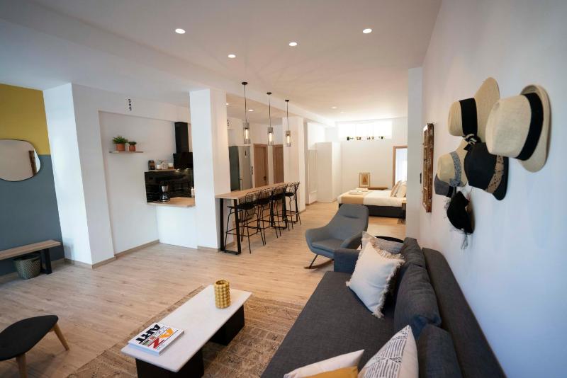 Цены на Modern 2bed 2bath loft in Acropolis area в Афины