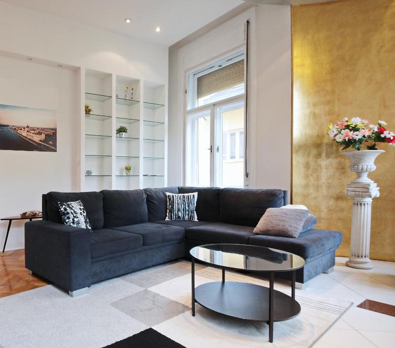 Luxury gold plated suite in calm central location — комфортный отель в Будапеште