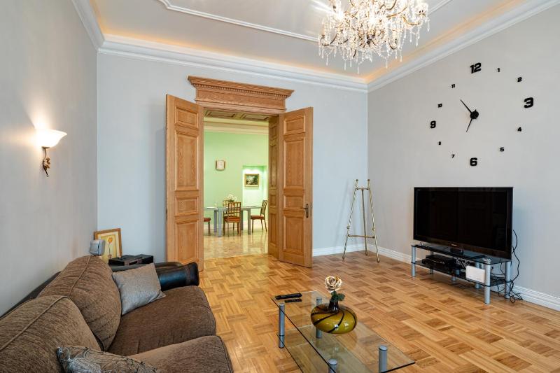 Old Riga 2 Bedroom Vecpilsetas Street Apartment — забронировать отель в риге