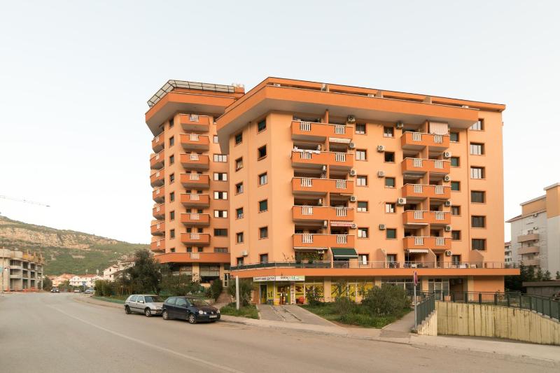 Family One bedroom apartment with Panoramic city view — отель в Будва, Черногория
