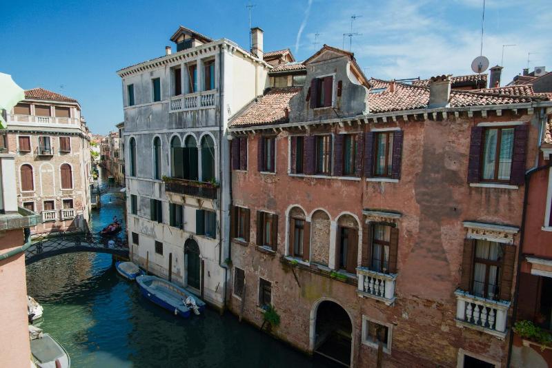 Цены на CA ZULIAN amazing canal view apartment в Венеции