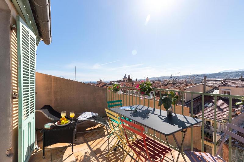 LA CROIX - F3, TERRASSE VUE PANORAMIQUE, VIEUX-NICE Old town and terrace — отель с удобствами в Николь