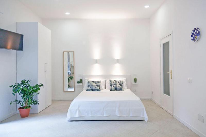 Da Matteo Holiday Apartment — отель с удобствами в Неаполе