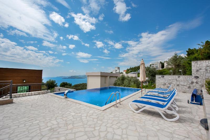 Adria Lux Apartments Sveti Stefan — забронировать отель в Будва