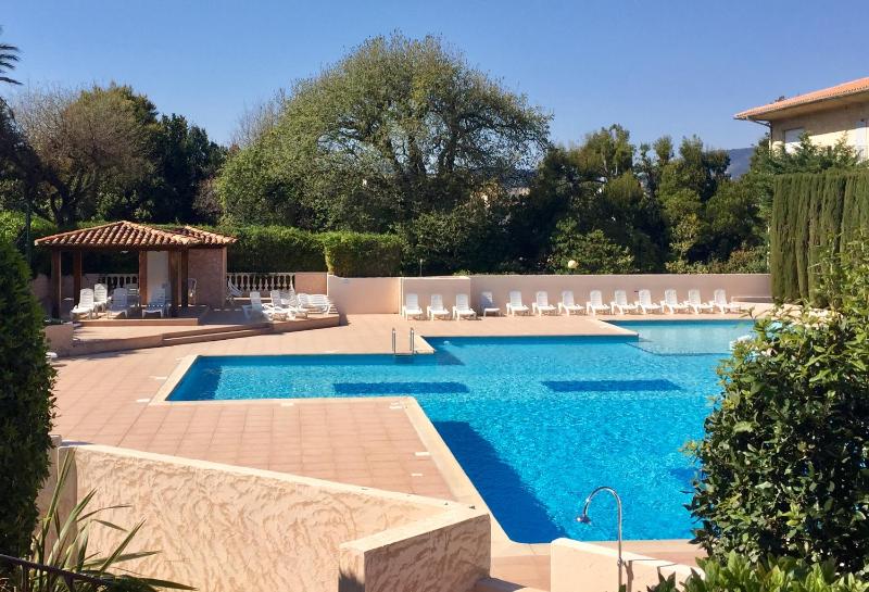 Appartement spacieux avec jardin coeur de st Tropez — комфортный отель в Сент-Тропезе