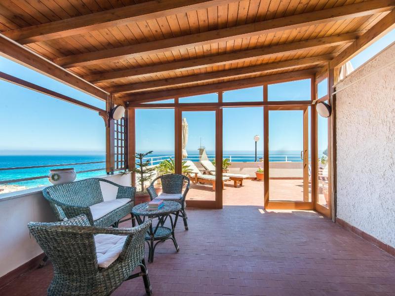 Casa con terrazza sul mare all'Addaura — отель с удобным расположением в Палермо