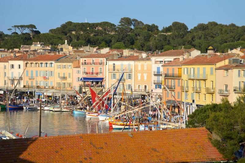 Magnifique Studio a deux pas du port de Saint-Tropez — отель с удобствами в Сент-Тропезе