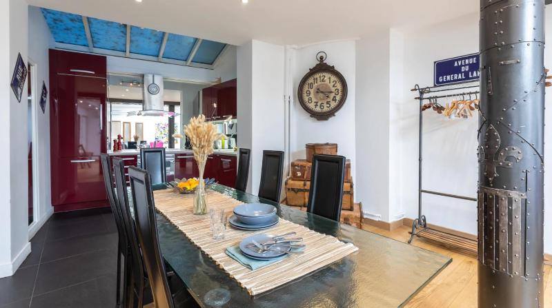 Цены на 3-bedroom apartment Quai des Grands Augustins в Париже