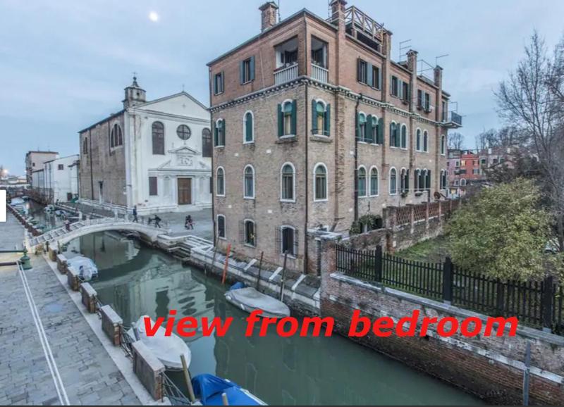 Susy Biennale Apartment - Canal View and Garden — отель с удобным расположением в Венеции