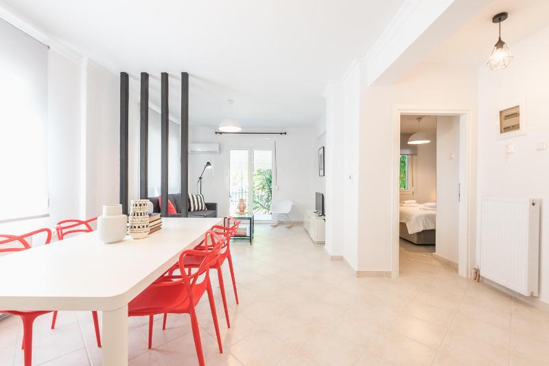 2 stops to Acropolis - Free Cancellation - Terrace — отель в Афины, Греция