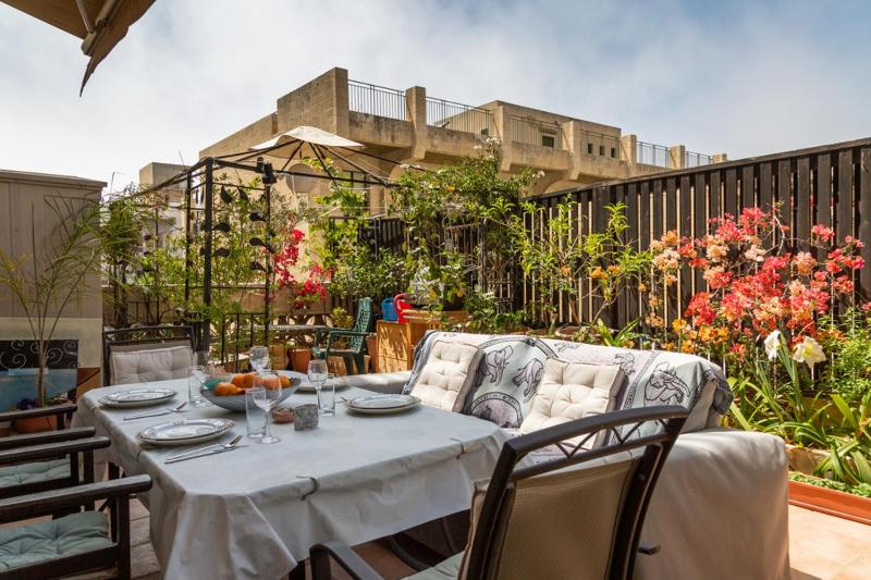 Amazing 1BR Penthouse with terrasse near Neve tzedek — комфортный отель в Тель-Авиве