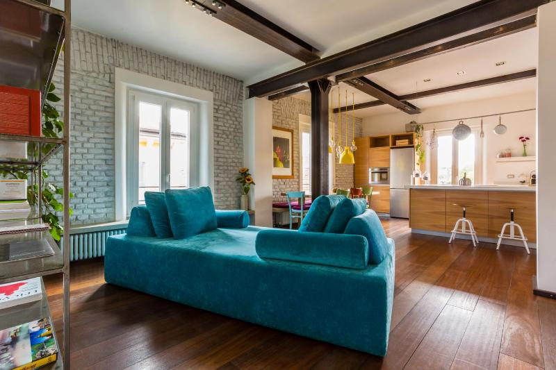 Stellar Design 2BR Loft next to Navigli & Duomo — отель с удобным расположением в Милане