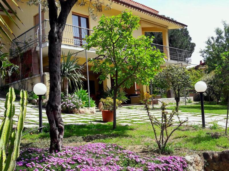 Invit Arti B&B a Capoterra - Incantevole Vista Lago
