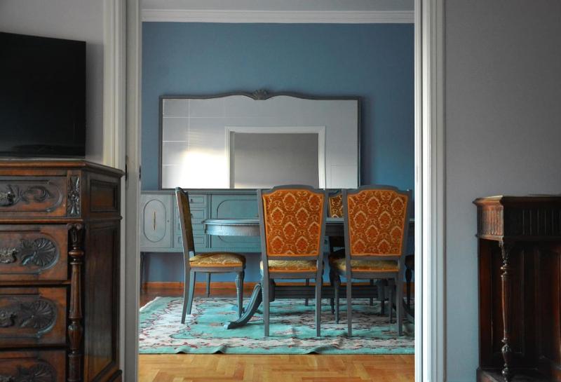 Vintage, spacious apartment in the heart of Athens! — комфортный отель в Афины