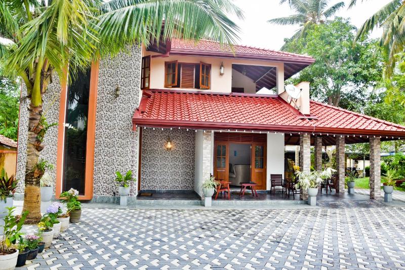 Dolphin Villa — комфортный отель в Хиккадува