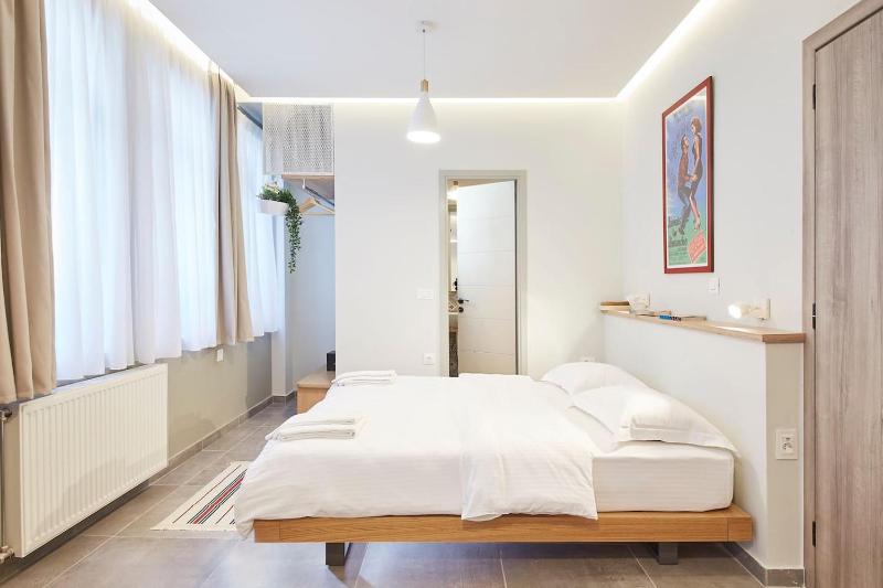 Цены на Enjoy Athens from a funky studio near Acropolis! в Афины