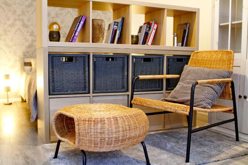 New! Cozy Apartment with Free guarded parking — отель в риге, Латвия