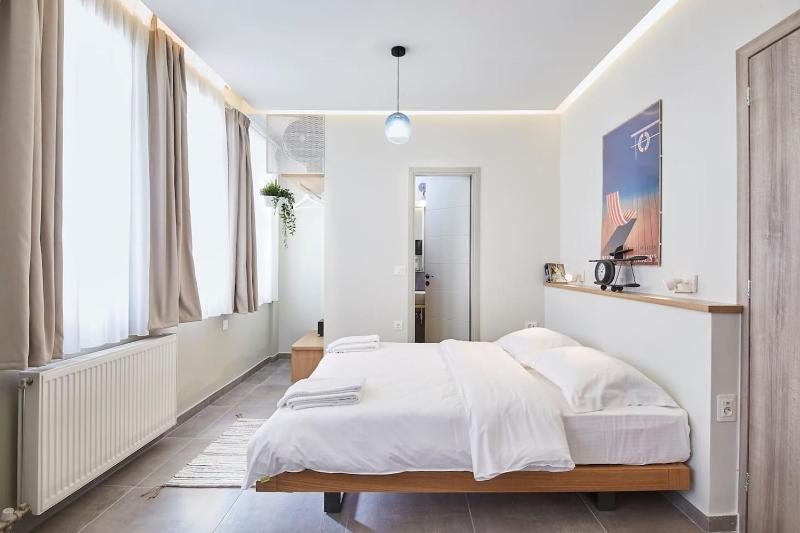Цены на Live in a funky & renovated studio near Acropolis в Афины