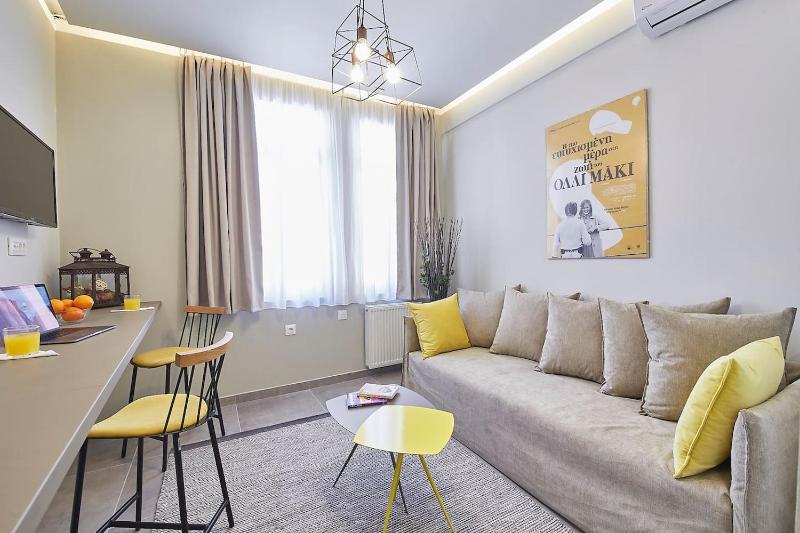 Old Athens style 1bdr with Acropolis view rooftop! — забронировать отель в Афины