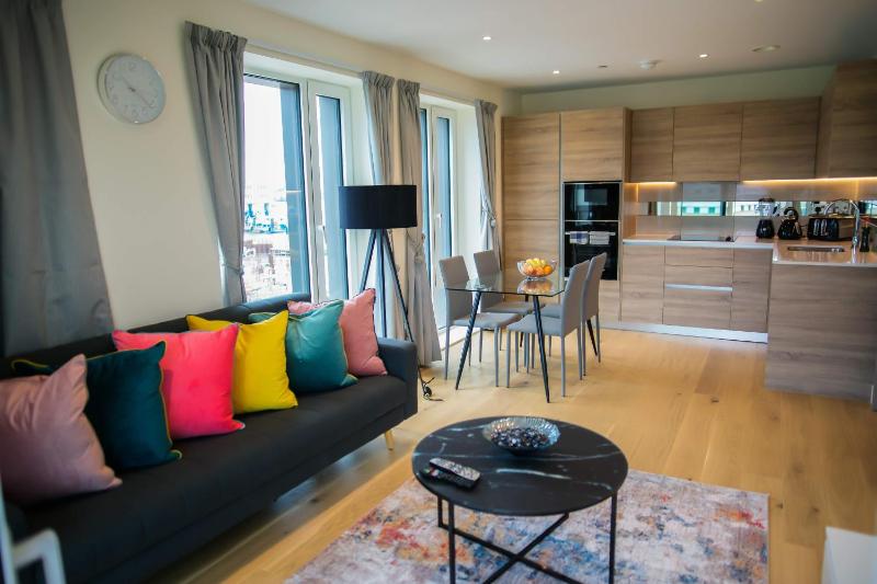 Thames View 2 Bed Apartment With Balcony — отель в Лондоне, Соединенное Королевство