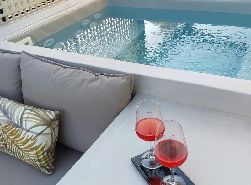 *** Boutique Syntagma apartment w/ plunge pool *** — отель в Афины, Греция