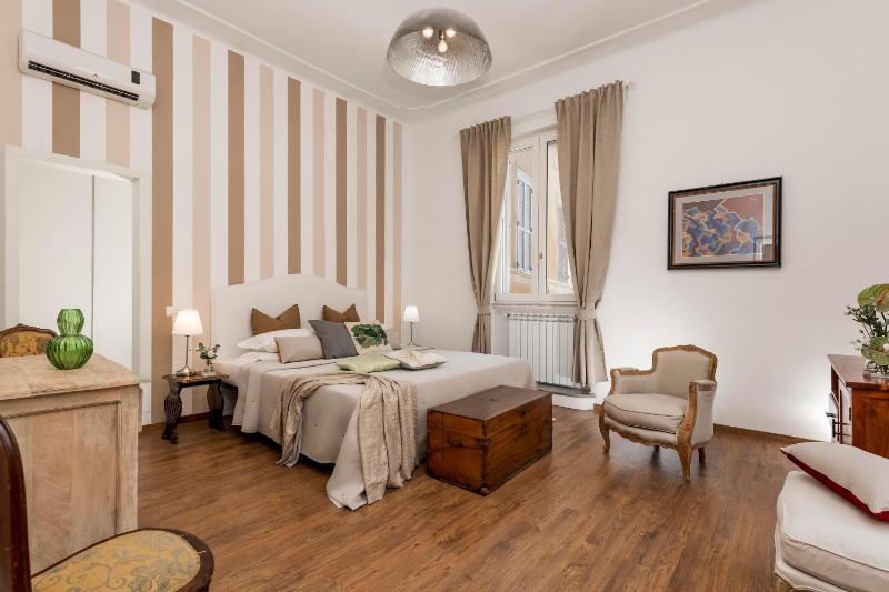 New! Spanish Step Design Apartment — отель с удобствами в Риме