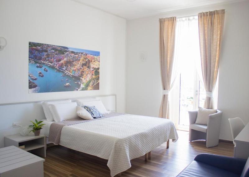 Rooms Stazione Centrale — отель с удобствами в Неаполе