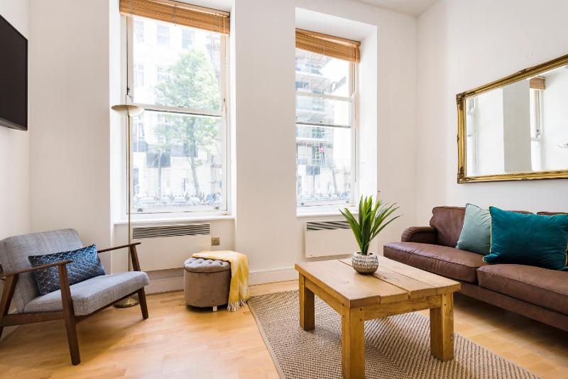 Stylish Hyde Park Apartment — отель с удобным расположением в Лондоне