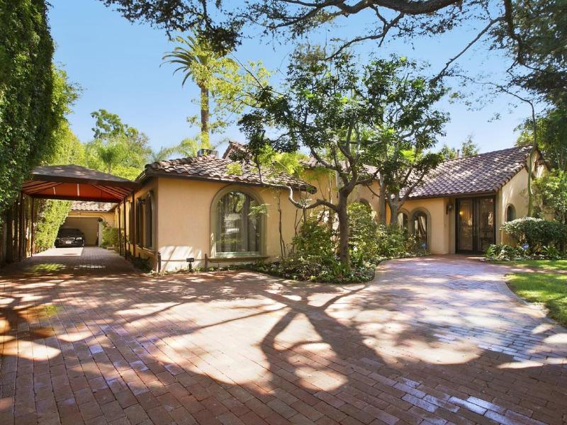 Villa Teresita - Beautifully gated Mediterranean estate — отель с удобным расположением в Лос-Анджелесе