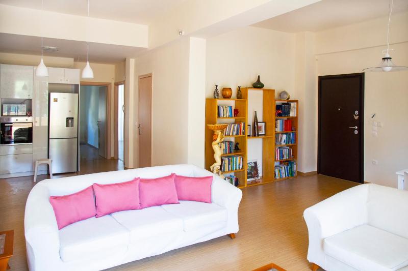 Цены на The happy house- 5 minutes walk from the sea в Афины