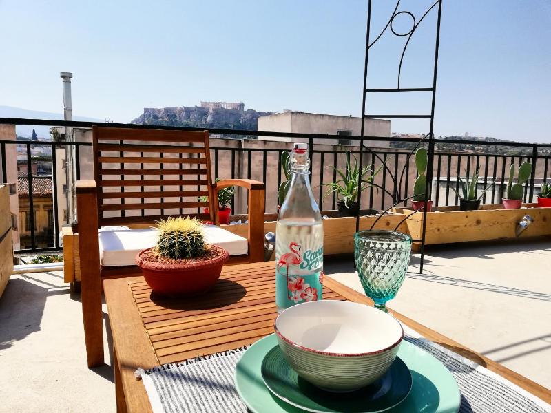 AS jacuzzi on privet roof top with acropolis view — отель с удобным расположением в Афины