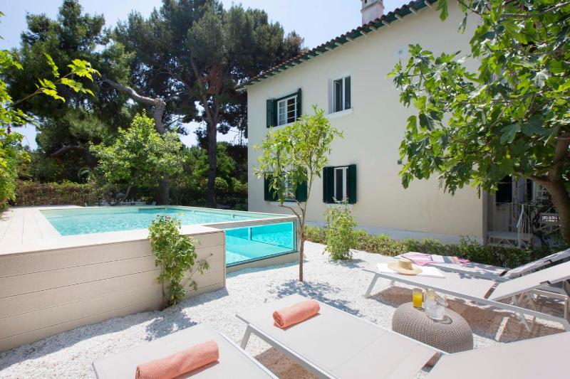 Glyfada Villa 6BR 16ppl Private Pool 300m to Beach — отель в Афины, Греция