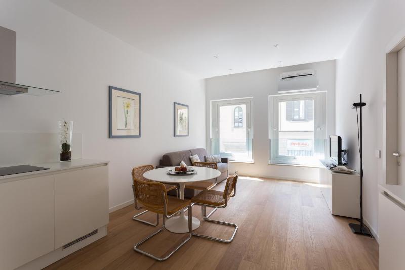 Meravigli 16 - Apt B - Duomo City Center Elegant Apartment — отель с удобным расположением в Милане