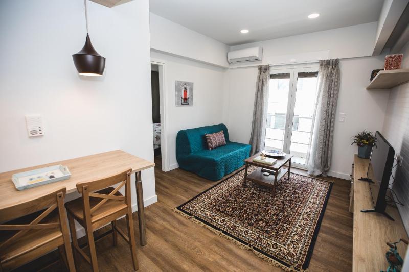 Ziva Apartment - 4th floor - Renovated 2019 — отель в Афины, Греция