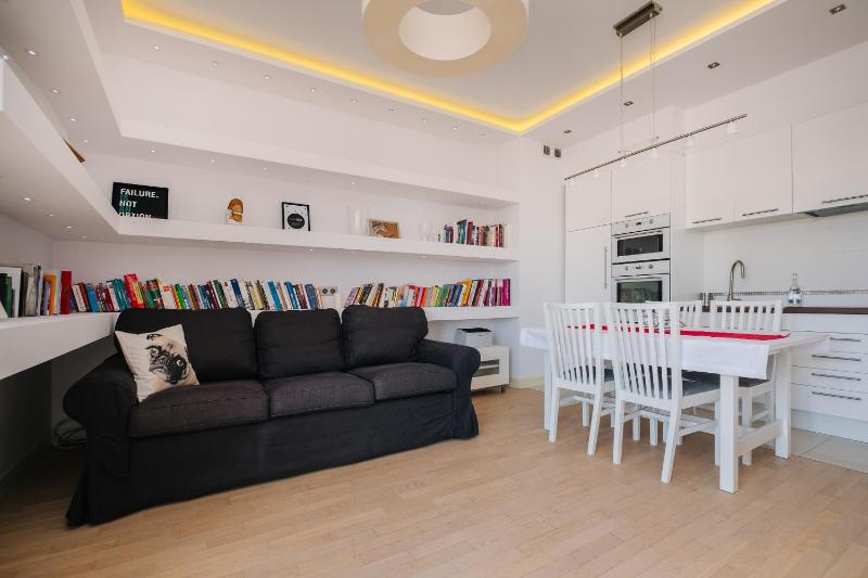 Modern Apartment Across the Ponds — отзывы гостей и цены