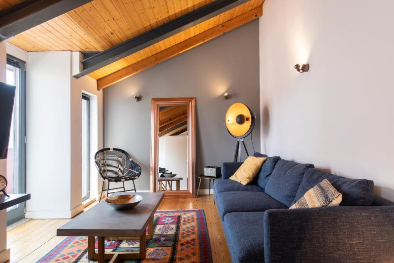 LovelyStay - Stunning Flat with Balcony in Bairro Alto — отель с удобным расположением в Лиссабоне