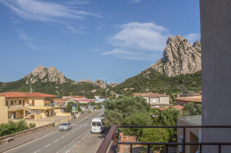 Piccola Petra Sarda - Nido Accogliente con Vista Montagna