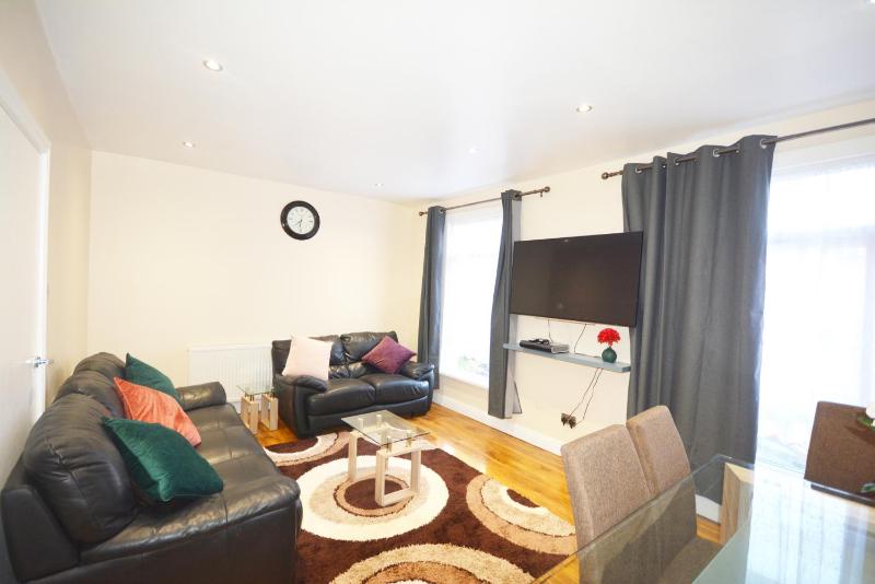London Modern 4 Bedroom Apartment — отель с удобным расположением в Лондоне