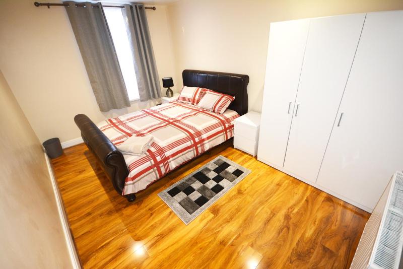 London Zone 2 Three Bedroom Apartment — отзывы гостей и цены