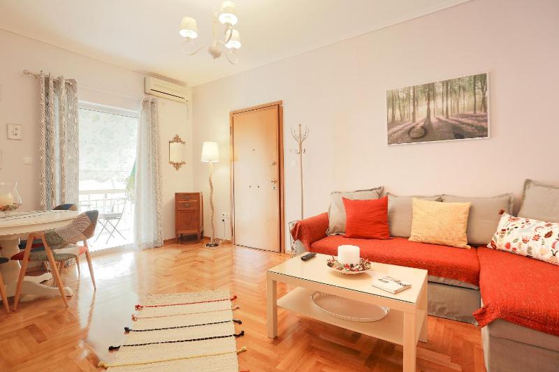 Freshly Refurbished flat, in Central Koukaki — забронировать отель в Афины