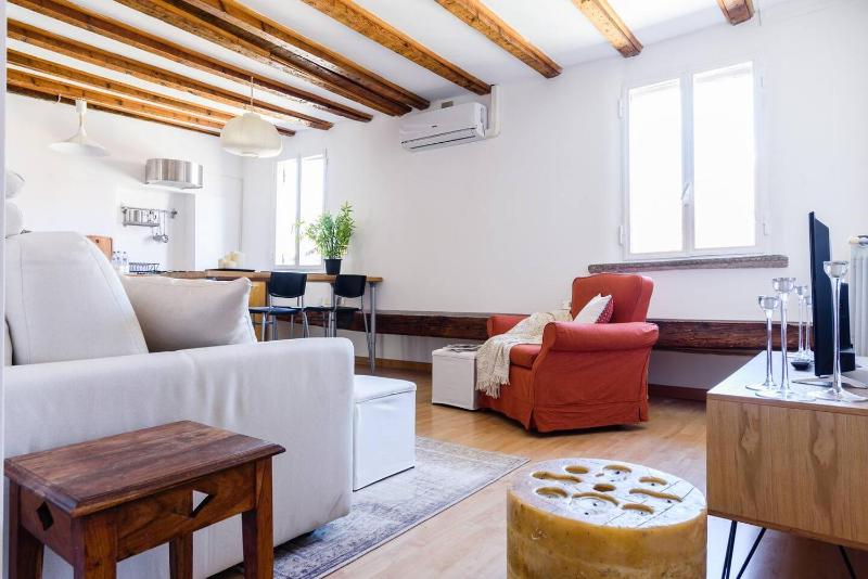 ALTIDO Cozy Apt for 4 close to Basilica di Sant'Ambrogio — отель с удобным расположением в Милане