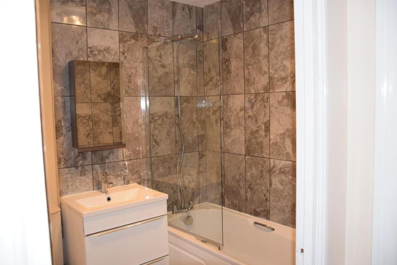 1 Bedroom Apartment Ponders End — забронировать отель в Лондоне